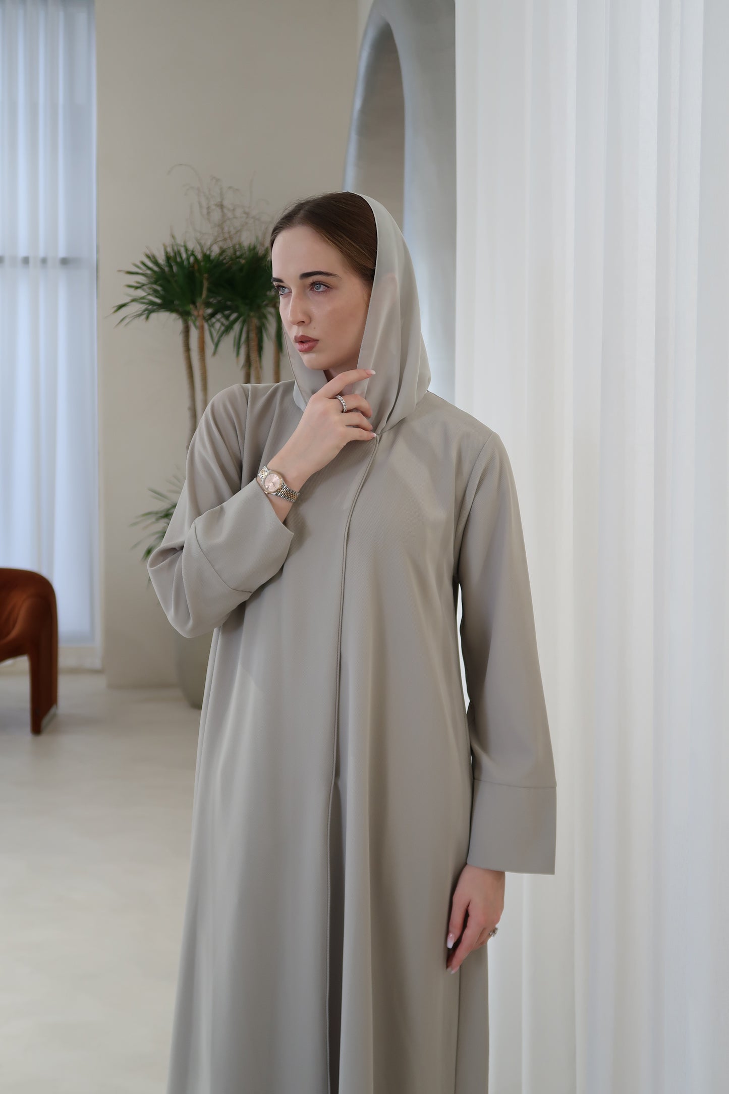 EE01 - The Grise Abaya